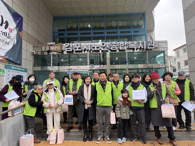 사우동 통장단협의회 회원들이 설 떡국 전달에 앞서 기념사진을 촬영하고 있다. 사우동 행정복지센터 제공