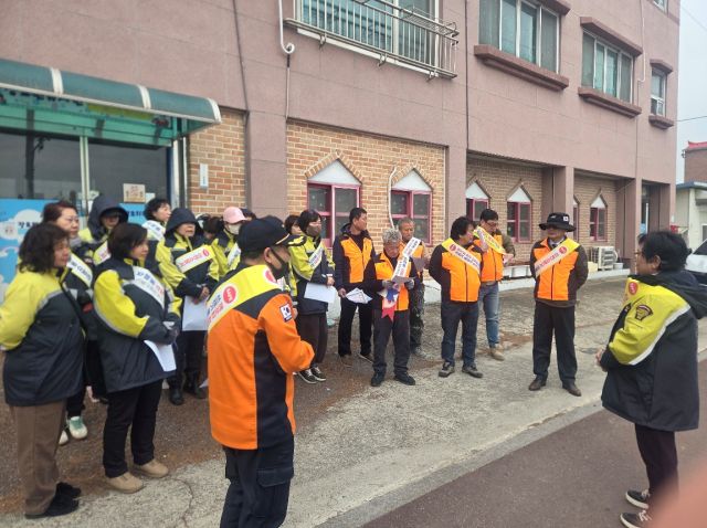 이천소방서 장호원 남,여 의용소방대가 설 명절을 맞아 장호원 전통시장에서 화재예방 캠페인을 실시했다. 이천소방서 제공