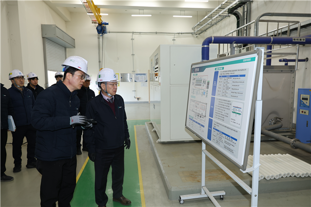 김성훈 인천환경공단 이사장이 최근 굴포천 유지용수 공급시설을 점검하고 있다. 인천환경공단 제공