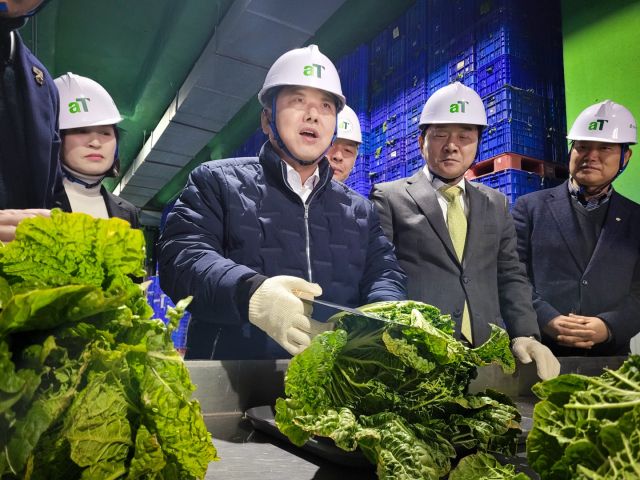 12일 더불어민주당 김병주 국회의원(남양주을)이 한국농수산식품유통공사 이천비축기지를 찾아 현장을 점검하고 있다. 김병주 의원실 제공