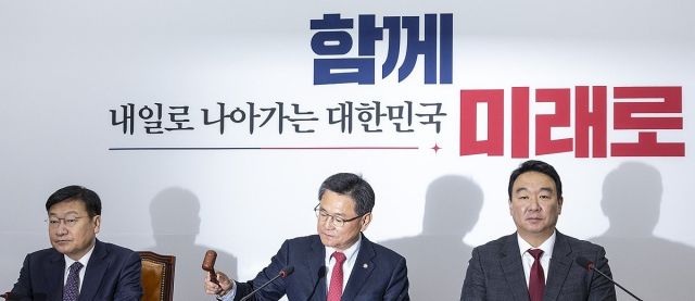 국민의힘 전국위원회 의장인 이헌승 의원이 12일 국회에서 열린 중앙위에서 의사봉을 두드리며 개회를 알리고 있다. 연합뉴스