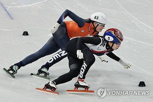 최민정(오른쪽). 연합뉴스
