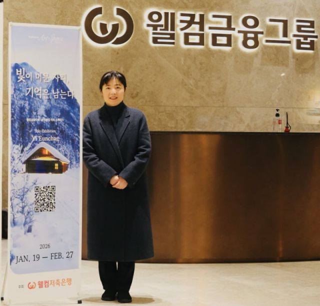 ▲용산구 웰컴금융타워 아트 스페이스에서 열리고 있는 이은채 작가 전시회에서 포즈를 취하고 있는 이은채 작가. 나경식 기자