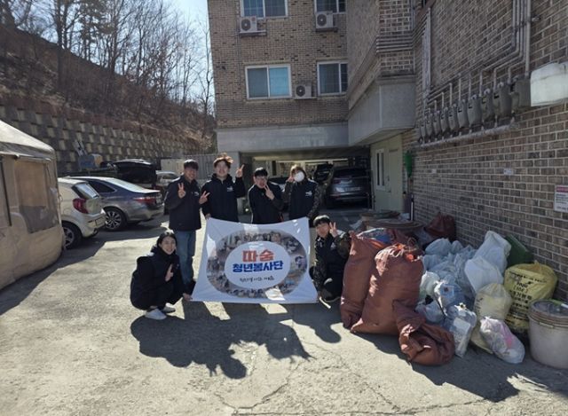 파주시가 파주시청년봉사단 ‘따숨’과 함께 지난 7일 취약계층을 위한 주거 환경 개선 활동을 펼쳤다. 파주시 제공