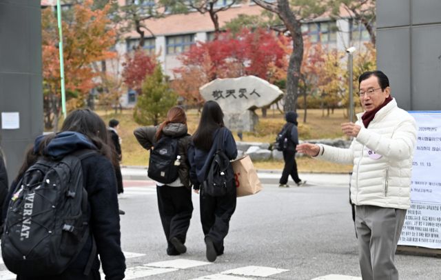 이현재 시장이 2026년도 대학수학능력평가 당일 시험을 보기 위해 입실하는 수험생을 격려하고 있다. 하남시 제공