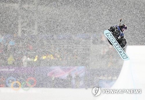 폭설에 금빛 연기 펼치는 최가온, 연합뉴스