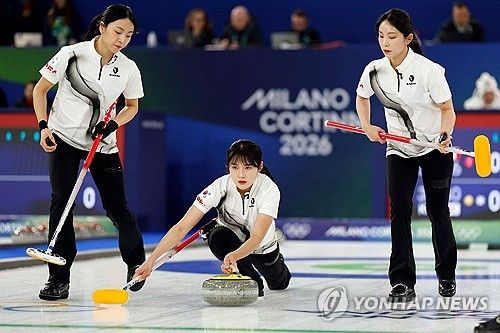 신중하게 스톤을 던지는 한국 여자 컬링 대표팀. 연합뉴스