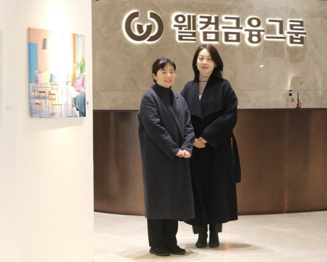 ▲용산구 웰컴금융타워 아트 스페이스에서 열리고 있는 이은채 작가 전시회에서 기념촬영을 하고 있는 이은채 작가(왼쪽)와 큐레이터 김희경 갤러리애즈워즈 대표(오른쪽). 나경식 기자