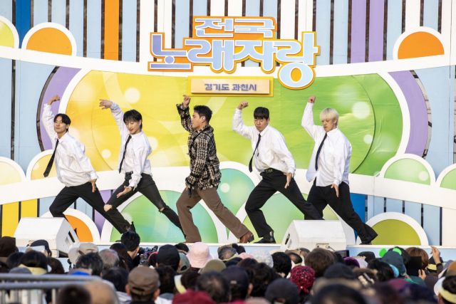 초대가수 천록담이 축하무대를 하고 있다. 과천시 제공