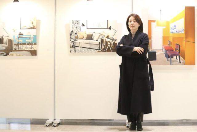 ▲용산구 웰컴금융타워 아트 스페이스에서 열리고 있는 이은채 작가 전시회에서 기념촬영을 하고 있는 큐레이터 김희경 갤러리애즈워즈 대표. 나경식 기자