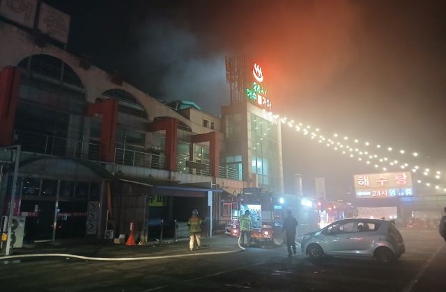 13일 오전 인천 강화군 길상면 한 사우나에서 불이 난 모습. 인천소방본부 제공