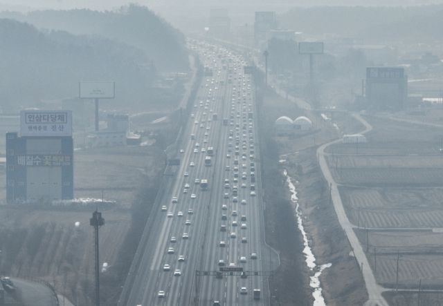 설 연휴 첫날인 14일 오전 귀성 차량이 몰리면서 경부고속도로 오산IC~안성분기점 구간에서 차량들이 가다 서다를 반복하고 있다. 한국도로공사는 이날 전국 고속도로 교통량을 약 488만 대로 전망했다. 귀성 방향 정체는 낮 11시~12시 무렵 절정에 달한 뒤 저녁까지 이어질 것으로 예상된다. 서울요금소 출발 기준 부산까지는 5시간 50분가량 걸리는 것으로 안내됐다. 조주현기자