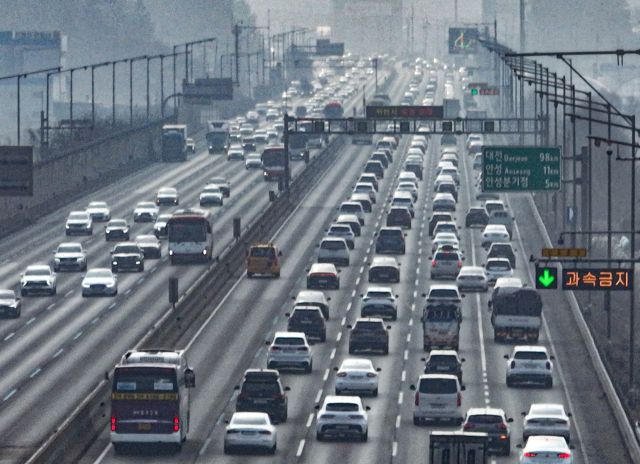 설 연휴 첫날인 14일 오전 귀성 차량이 몰리면서 경부고속도로 오산IC~안성분기점 구간에서 차량들이 가다 서다를 반복하고 있다. 한국도로공사는 이날 전국 고속도로 교통량을 약 488만 대로 전망했다. 귀성 방향 정체는 낮 11시~12시 무렵 절정에 달한 뒤 저녁까지 이어질 것으로 예상된다. 서울요금소 출발 기준 부산까지는 5시간 50분가량 걸리는 것으로 안내됐다. 조주현기자