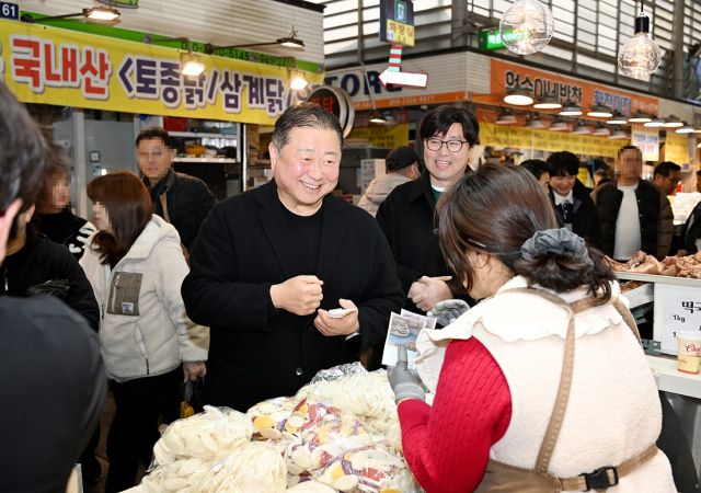 김경일 파주시장이 14일 상인들과 대화를 나누며 설 제수용품을 구입하고 있다. 파주시 제공
