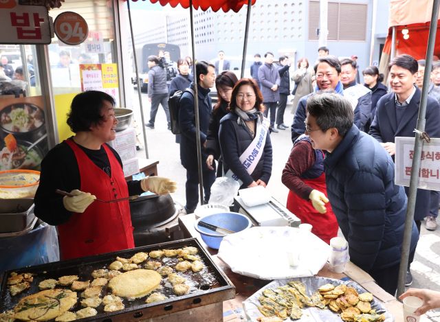 김동연 경기도지사가 14일 설 연휴 첫날을 맞아 수원 조원시장을 방문해 상인들과 이야기를 나누고 있다. 경기도 제공
