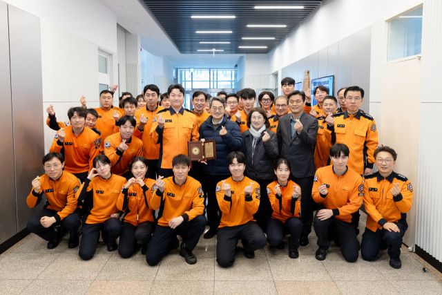 김동연 경기도지사가 14일 수원남부소방서를 방문해 소방공무원들과 기념촬영을 하고 있다. 경기도 제공