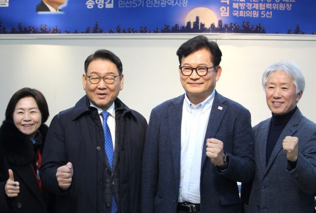 더불어민주당 김교흥 국회의원(인천 서구갑)이 자신의 사회관계망서비스(SNS)에 올린 송영길 소나무당 대표와의 사진. 김 의원 SNS.