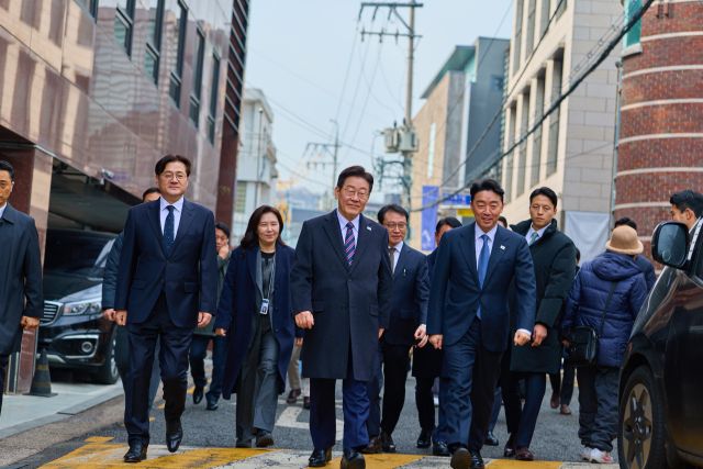 이재명 대통령이 12일 참모진과 함께 식사를 위해 청와대 인근 식당으로 향하고 있다. 연합뉴스