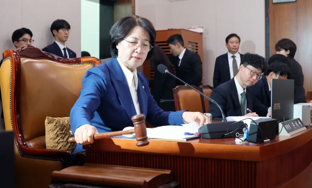 추미애 법사위원장이 지난 4일 국회에서 열린 법제사법위원회 전체회의에서 의사봉을 두드리고 있다. 연합뉴스