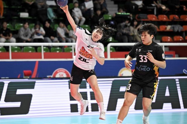 여자 핸드볼 광명 SK슈가글라이더즈의 윤예진(왼쪽). 한국핸드볼연맹 제공