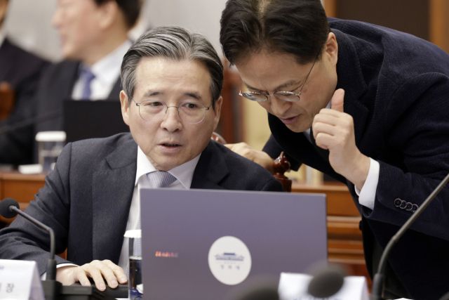 김용범 정책실장과 김정우 국정상황실장이 5일 청와대 여민관에서 열린 수석보좌관회의에서 대화하고 있다. 연합뉴스
