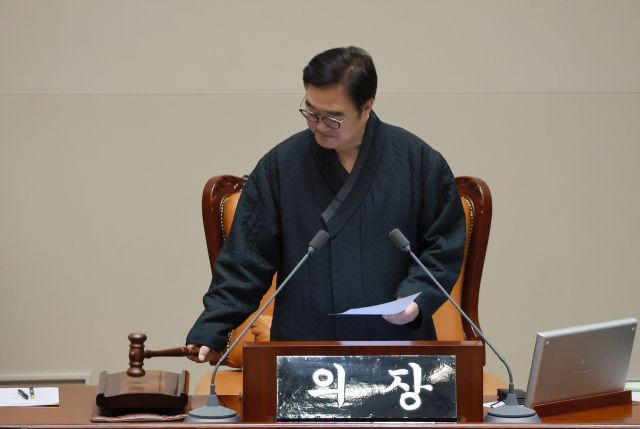 우원식 국회의장이 12일 국회에서 열린 2월 임시국회 본회의에서 전기·전자제품 및 자동차의 자원순환에 관한 법률 일부개정법률안이 가결됐음을 선언하며 의사봉을 두드리고 있다. 연합뉴스