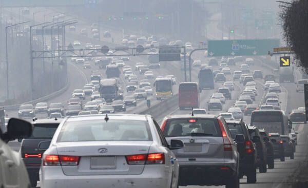 설 연휴 첫날인 14일 오전 귀성 차량이 몰리면서 경부고속도로 오산IC~안성분기점 구간에서 차량들이 가다 서다를 반복하고 있다. 조주현기자