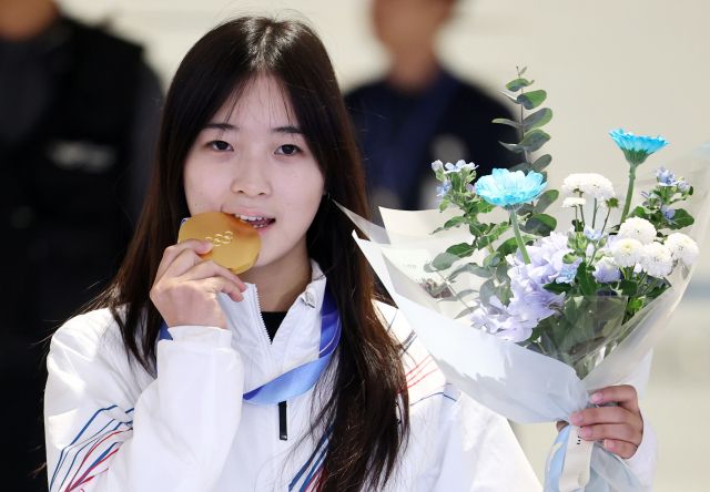 ‘스노보드 금메달’ 최가온, 귀국 (영종도=연합뉴스) 윤동진 기자 = 2026 밀라노·코르티나 동계올림픽 스노보드 여자 하프파이프에서 금메달을 획득한 최가온이 16일 인천국제공항 2터미널을 통해 귀국하며 포즈를 취하고 있다. 2026.2.16 mon@yna.co.kr (끝) <저작권자(c) 연합뉴스, 무단 전재-재배포, AI 학습 및 활용 금지>