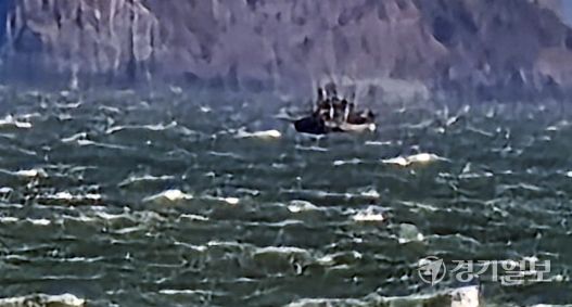 인천 백령도 동북방 6km 떨어진 북한 달래섬 앞쪽에서 4m의 높은 파도 에도 불구하고 중국어선이 불법조업을 하고 있다. 경기일보 DB