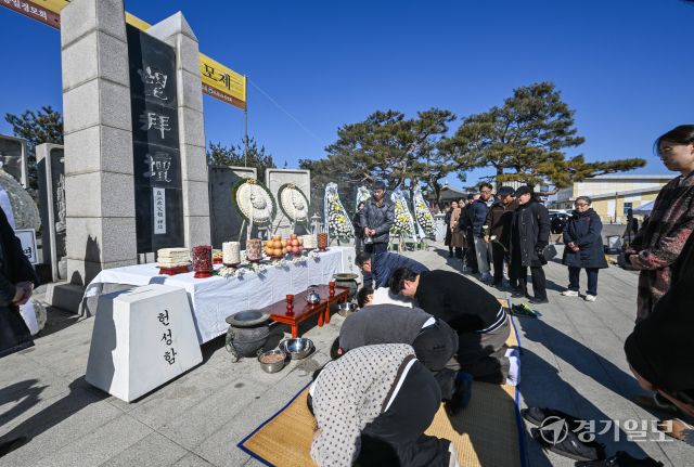 설날인 17일 오전 파주시 임진각 망배단에서 열린 '제42회 망향경모제'에 참여한 실향민 등 참석자들이 북녘을 향해 인사하고 있다. 윤원규기자