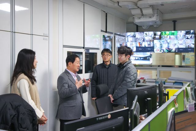 주광덕 시장인 설 당일인 17일 오후 종합상황실을 방문, 근무자들을 격려하고 있다. 남양주시 제공