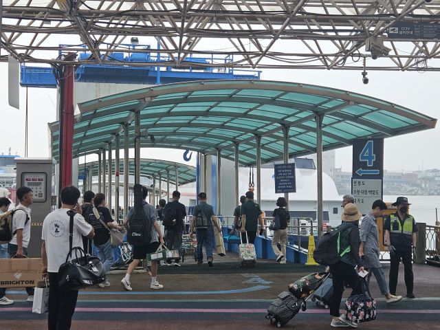 인천 중구 인천항 연안여객터미널에는 선물 박스를 가지고 배를 타려는 사람들로 북적이고 있다. 경기일보DB