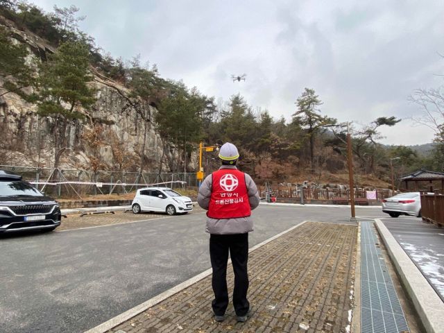 안양시 관계자가 비봉산 힐링공원에서 드론을 통해 산불 예방 활동을 하고 있다. 안양시 제공.