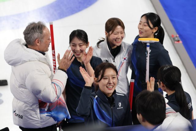 16일(현지시간) 이탈리아 코르티나담페초 컬링 올림픽 스타디움에서 열린 2026 밀라노·코르티나담페초 동계올림픽 컬링 여자 라운드로빈 한국과 중국의 경기에서 10-9로 승리를 거둔 한국 대표팀 선수들이 기뻐하고 있다. 연합뉴스