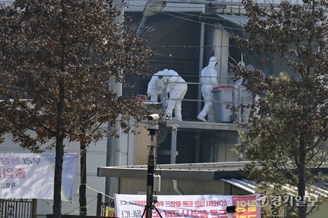 지난 17일 포천시 창수면 한 산란계 농장(38만여마리)에 고병원성 조류인플루엔자가 확진됐다. 포천시에서 고병원성 조류인플루엔자가 발생한 것은 2021년 2월 이후 5년만이다. 사진은 18일 방역관계자들이 살처분 등 방역조치를 진행하고 있다. 홍기웅기자