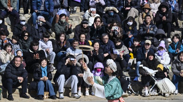 설 연휴 마지막날인 18일 오후 용인특례시 기흥구 한국민속촌에서 관광객들이 '삼도판굿' 공연을 보며 즐거운 나날을 보내고 있다. 홍기웅기자