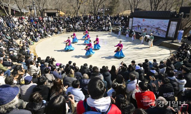 설 연휴 마지막날인 18일 오후 용인특례시 기흥구 한국민속촌에서 관광객들이 '삼도판굿' 공연을 보며 즐거운 나날을 보내고 있다. 홍기웅기자