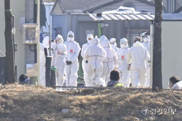 지난 17일 포천시 창수면 한 산란계 농장(38만여마리)에 고병원성 조류인플루엔자가 확진됐다. 포천시에서 고병원성 조류인플루엔자가 발생한 것은 2021년 2월 이후 5년만이다. 사진은 18일 방역관계자들이 살처분 등 방역조치를 진행하고 있다. 홍기웅기자