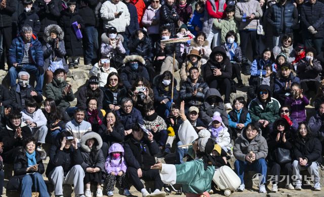 설 연휴 마지막날인 18일 오후 용인특례시 기흥구 한국민속촌에서 관광객들이 '삼도판굿' 공연을 보며 즐거운 나날을 보내고 있다. 홍기웅기자