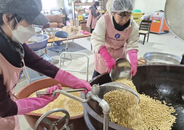 김정임 한국생활개선 고양특례시연합회장이 회원들과 함께 된장나눔 봉사를 위해 메주를 만들고 있다. 본인 제공