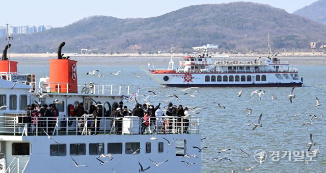 설 연휴 마지막 날인 18일 인천 중구 월미도 선착장에서 영종도 구읍뱃터로행 여객선에 승선한 나들이객들이 갈매기들에게 먹이를 주고 있다. 조병석기자
