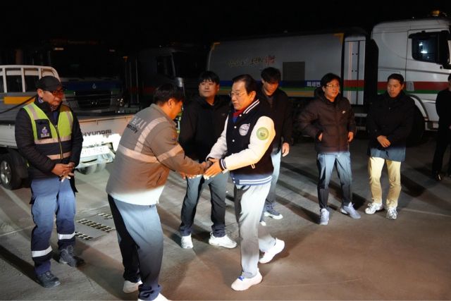 이현재 하남시장이 설날 생활폐기물 적환장을 찾아 직원들을 격려하고 있다. 하남시 제공