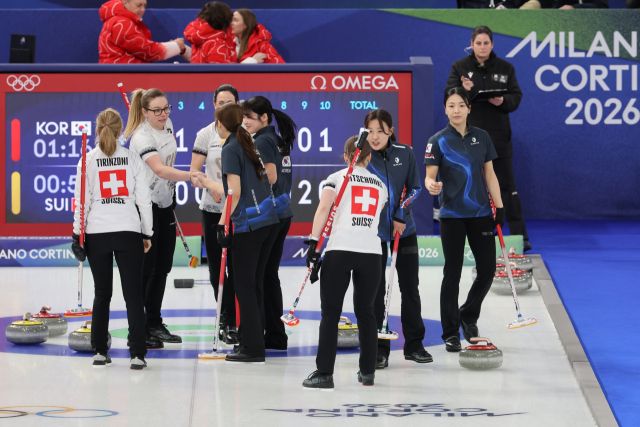 17일(현지시간) 이탈리아 코르티나담페초 컬링 올림픽 스타디움에서 열린 2026 밀라노·코르티나담페초 동계올림픽 컬링 여자 라운드로빈 한국과 스위스의 경기에서 5-7로 패배한 한국 대표팀 선수들이 경기가 끝난 뒤 스위스 선수들과 인사를 나누고 있다. 연합뉴스