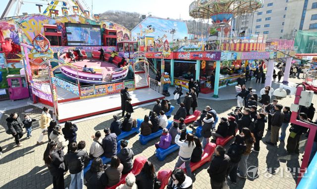 설 연휴 마지막 날인 18일 인천 중구 월미도 놀이시설을 찾은 나들이객들로 붐비고 있다. 조병석기자