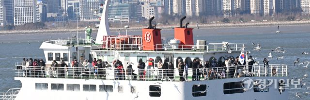설 연휴 마지막 날인 18일 인천 중구 월미도 선착장에서 영종도 구읍뱃터로행 여객선에 승선한 나들이객들이 갈매기들에게 먹이를 주고 있다. 조병석기자