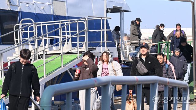 설 연휴 마지막 날인 18일 인천 중구 인천항 연안여객터미널에서 섬지역 귀경객과 여행객들이 터미널에 도착해 이동하고 있다. 조병석기자