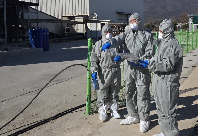포천시 관계자들이 초동 대응을 위해 대규모 농장을 중심으로 통제초소를 운영하고 긴급 점검을 실시하는 등 선제적 방역에 나서고 있다. 포천시 제공