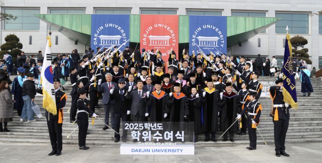 대진대학교가 최근 교내 체육관에서 2025학년도 전기 학위수여식을 열고 졸업생과 내빈들이 함께 기념촬영을 하고 있다. 대진대학교 제공