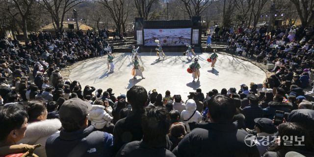 설 연휴 마지막날인 18일 오후 용인특례시 기흥구 한국민속촌에서 관광객들이 '삼도판굿' 공연을 보며 즐거운 나날을 보내고 있다. 홍기웅기자