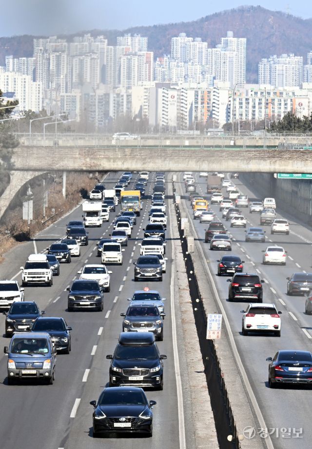 설 연휴 마지막 날인 18일 인천 남동구 영동고속도로 서창JC 부근이 양방향 정체되고 있다. 조병석기자